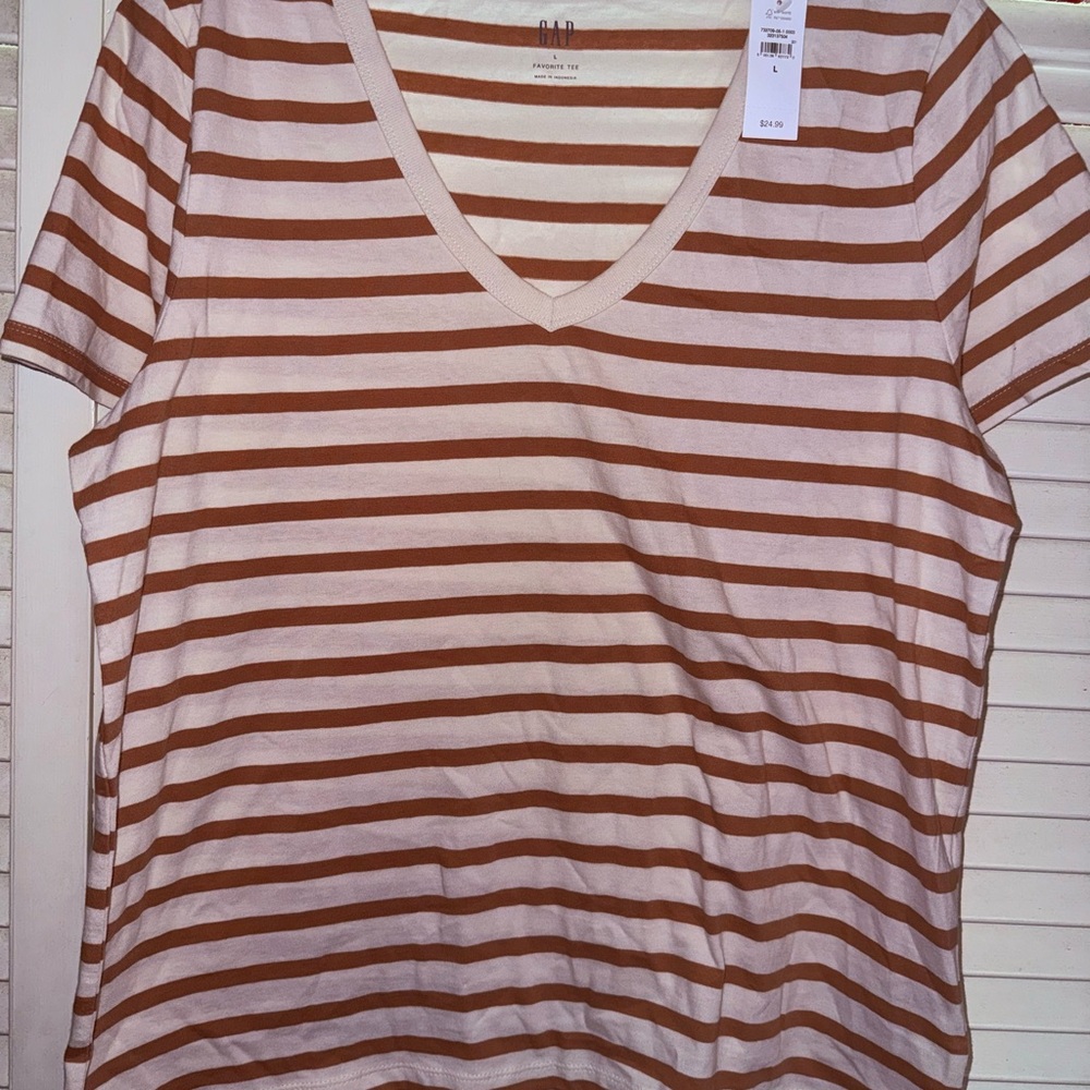 GAP Women’s V-Neck Striped Tee in Cream and Brown Sz Large. NWT